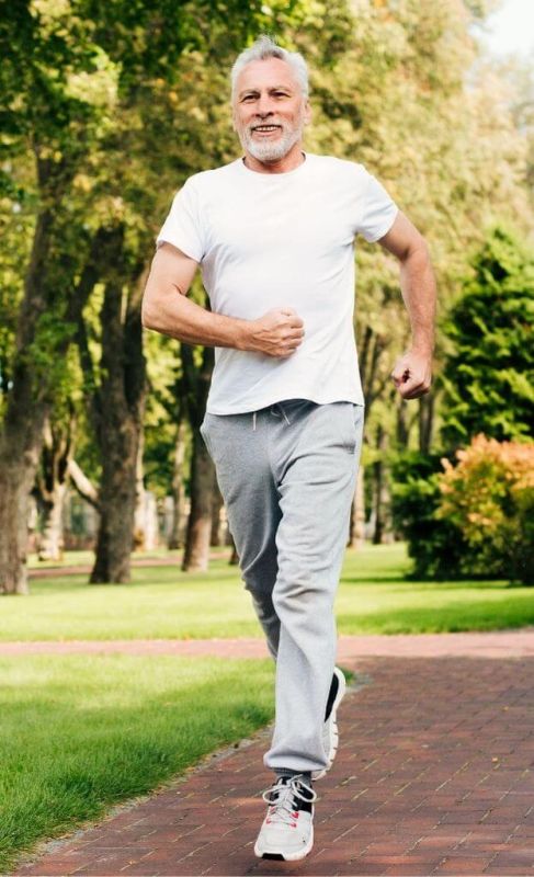 Sie würden gerne wieder beschwerdefrei laufen oder Sportarten ausüben, bei denen viel gelaufen wird – wie Fußball, Wandern, Joggen, Tennis oder Handball?
Mit unserem Personal‑EMS‑Training können Sie gezielt Ihre Bein- und stabilisierende Gelenkmuskulatur aktivieren und stärken. Dadurch fördern Sie eine bessere Belastbarkeit beim Laufen und im sportlichen Alltag.