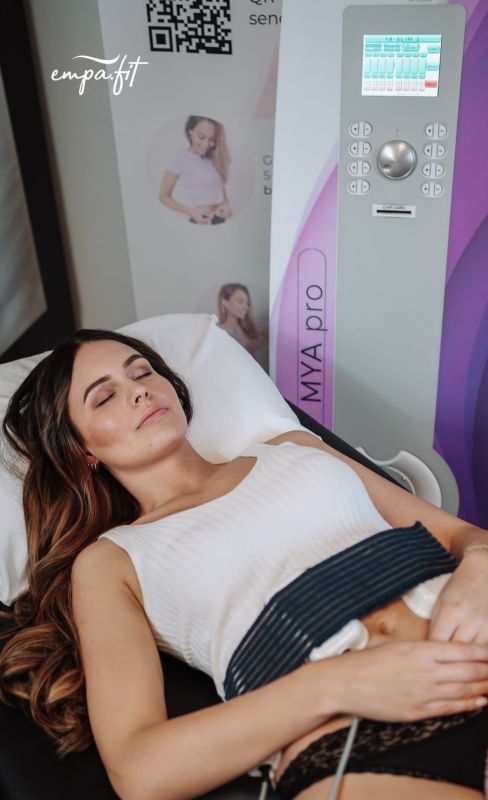 Für die Anwendung liegen Sie bequem auf unserer hochwertigen Liege – die Technologie übernimmt die aktive Arbeit. Währenddessen erhalten Sie individuelle Hinweise rund um Ihre Ernährung und Ihren Alltag.