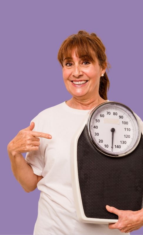 Mit unserem EMS‑Training aktivieren Sie gleichzeitig große Muskelgruppen und verbrennen dabei rund 515 kcal in 20 Minuten (Universität Erlangen). Der Nachbrenneffekt sorgt dafür, dass Ihr Körper auch nach dem Training weiter Energie verbraucht. Und das Beste: Ihre Muskulatur bleibt erhalten, während Sie Fett reduzieren.